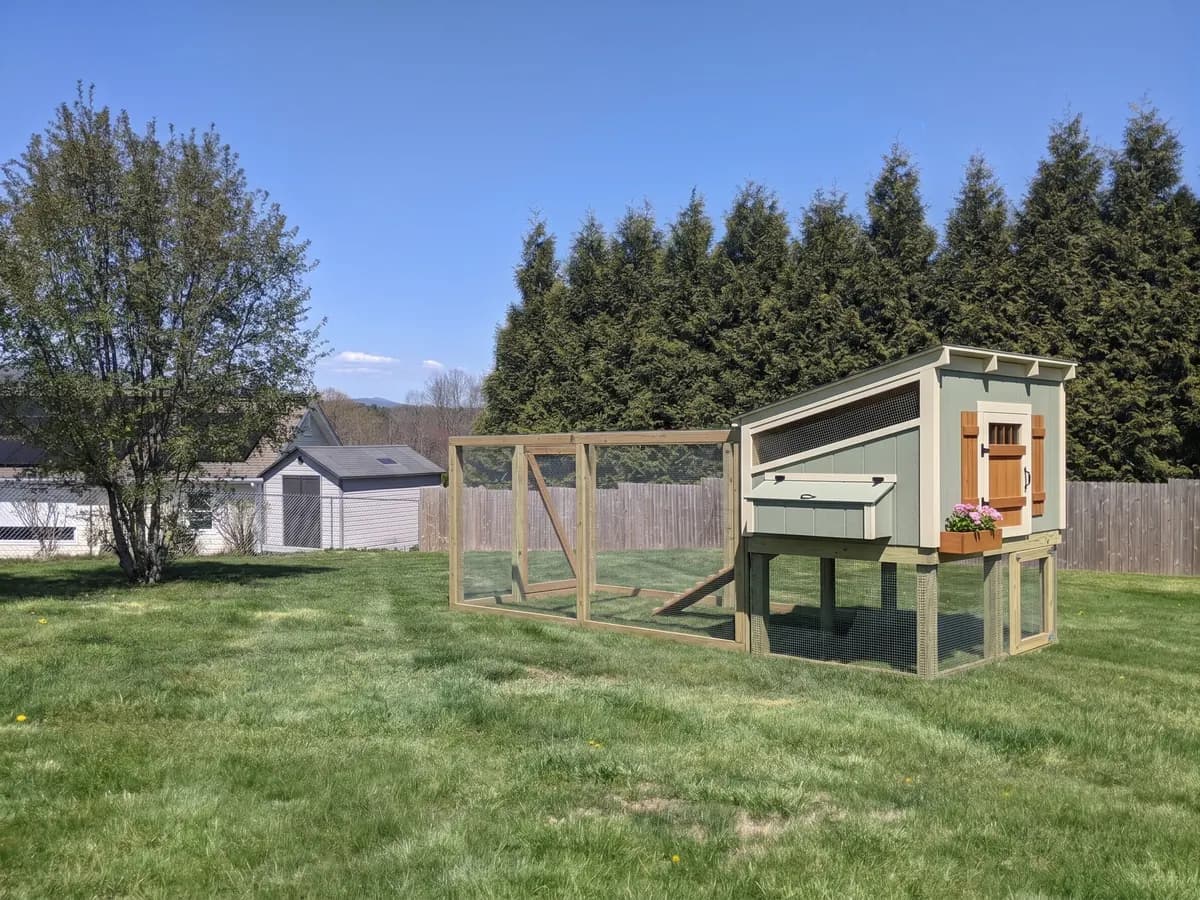 Stilt coop with egg hatch, Cottage style (representative image)